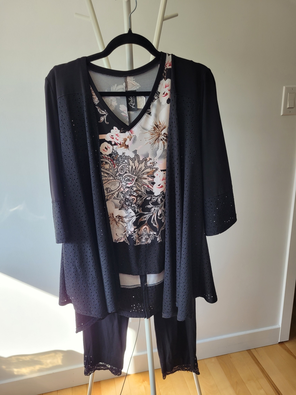 Artex Fashions 2-Piece Floral Print Set (Tank, Cardigan XL) & Tricotto Capris L